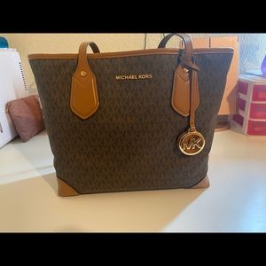 Micheal Kors purse